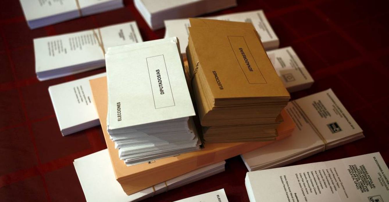 Papeletas y sobres en una mesa electoral. (Reuters)