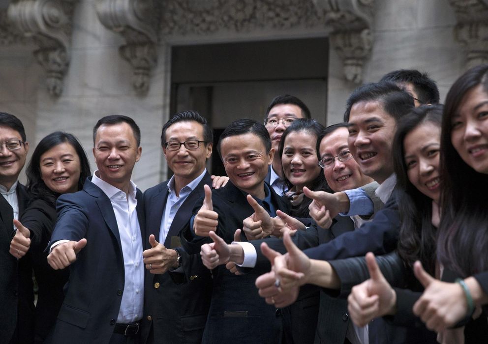 Foto: Jack Ma y Joseph Tsai (en el centro y a su izqda.), fundadores de Alibaba, ayer, en Nueva York. (Reuters)