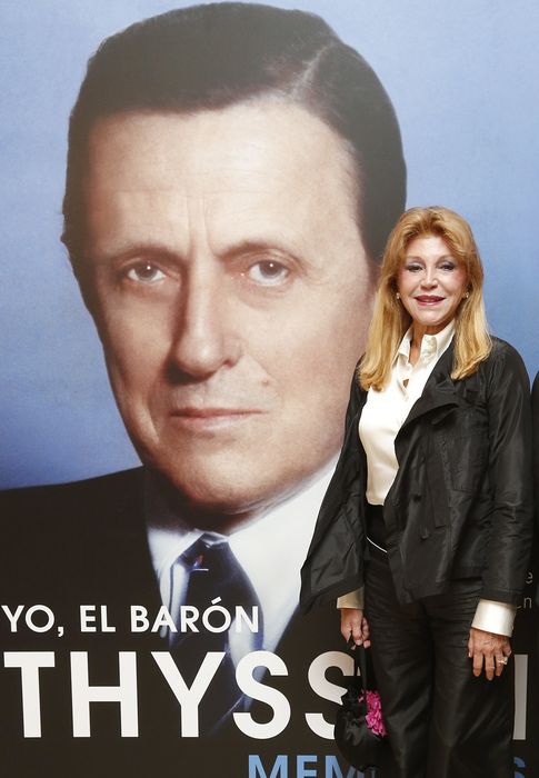 Foto: Carmen Cervera junto a la portada del libro de memorias del Barón Thyssen (Gtres)