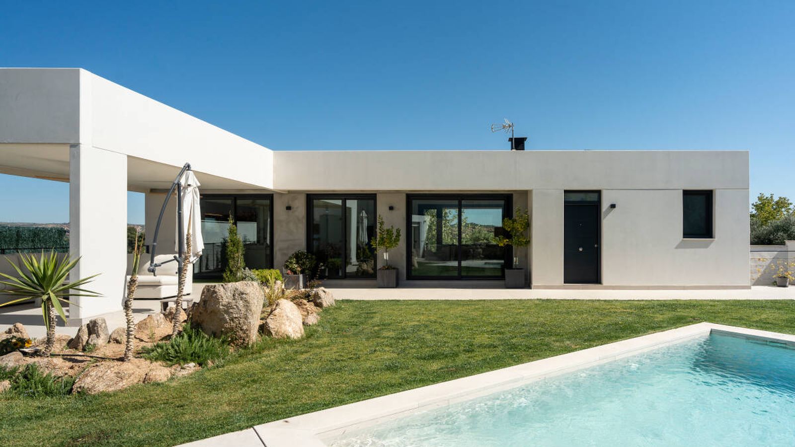 Casas prefabricadas y terrenos inclinados: el mito técnico que la arquitectura de hormigón ha desmontado