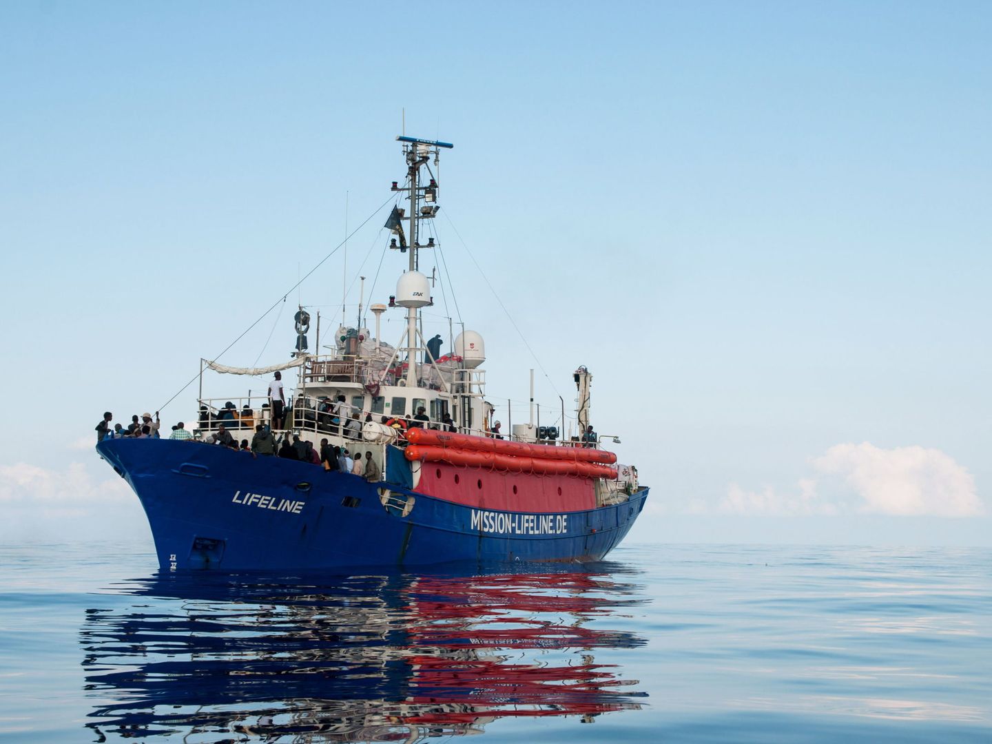 Imagen del barco de la ONG alemana Lifeline. (EFE)