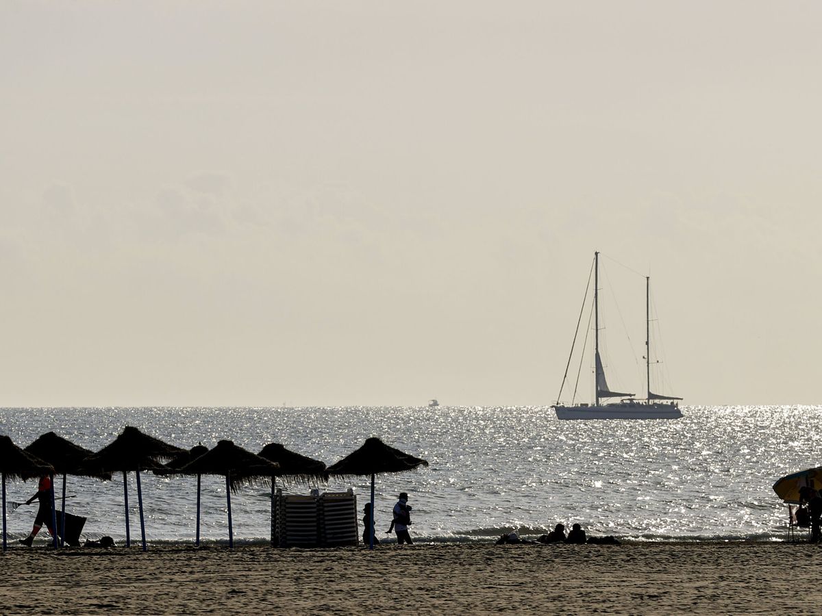 Foto: Varias personas descansan en la playa de la Malvarrosa de Valencia. (EFE/Kai Forsterling)
