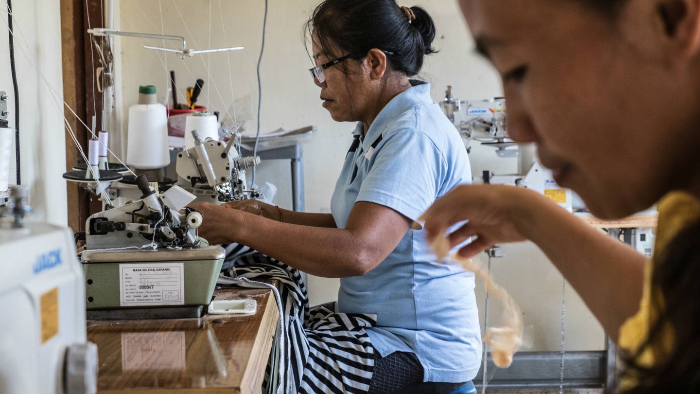 Mujeres balinesas trabajan en proyectos de costura en el centro para mujeres PKP. (A. González)