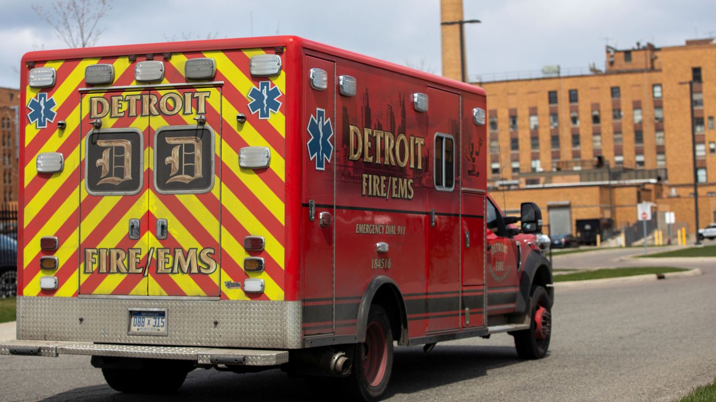 Una ambulancia en las calles de Detroit durante la crisis del Covid-19. (Reuters)