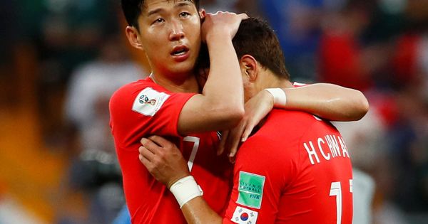 Foto: Heung-Min Son abraza a un compañero tras la derrota ante México. (REUTERS)