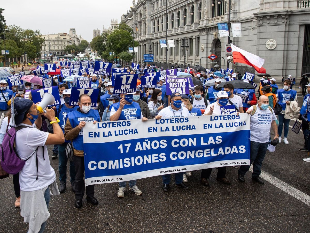 Foto: Cientos de loteros se manifiestan para pedir una subida de comisiones. (EFE/Jiménez)