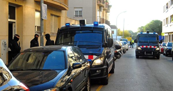 Foto: os Mossos d'Esquadra están registrando dos viviendas de Sant Pere de Ribes. (EFE)