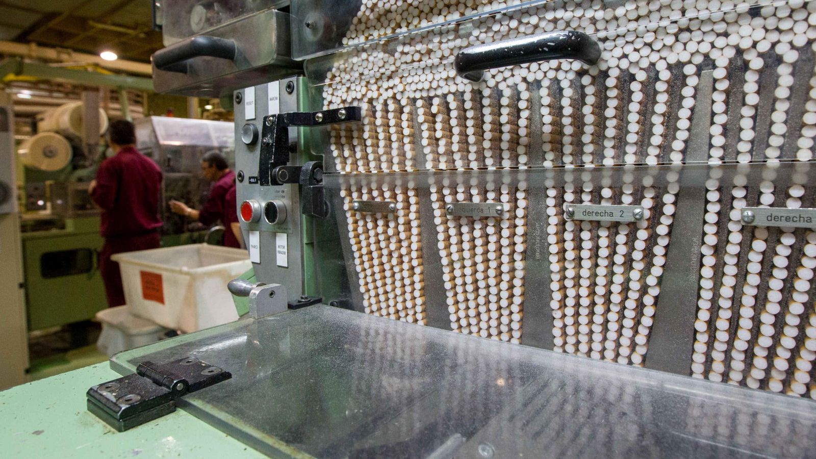 Foto: Proceso de fabricación de tabaco en la empresa Altadis en La Rioja. Foto: EFE)