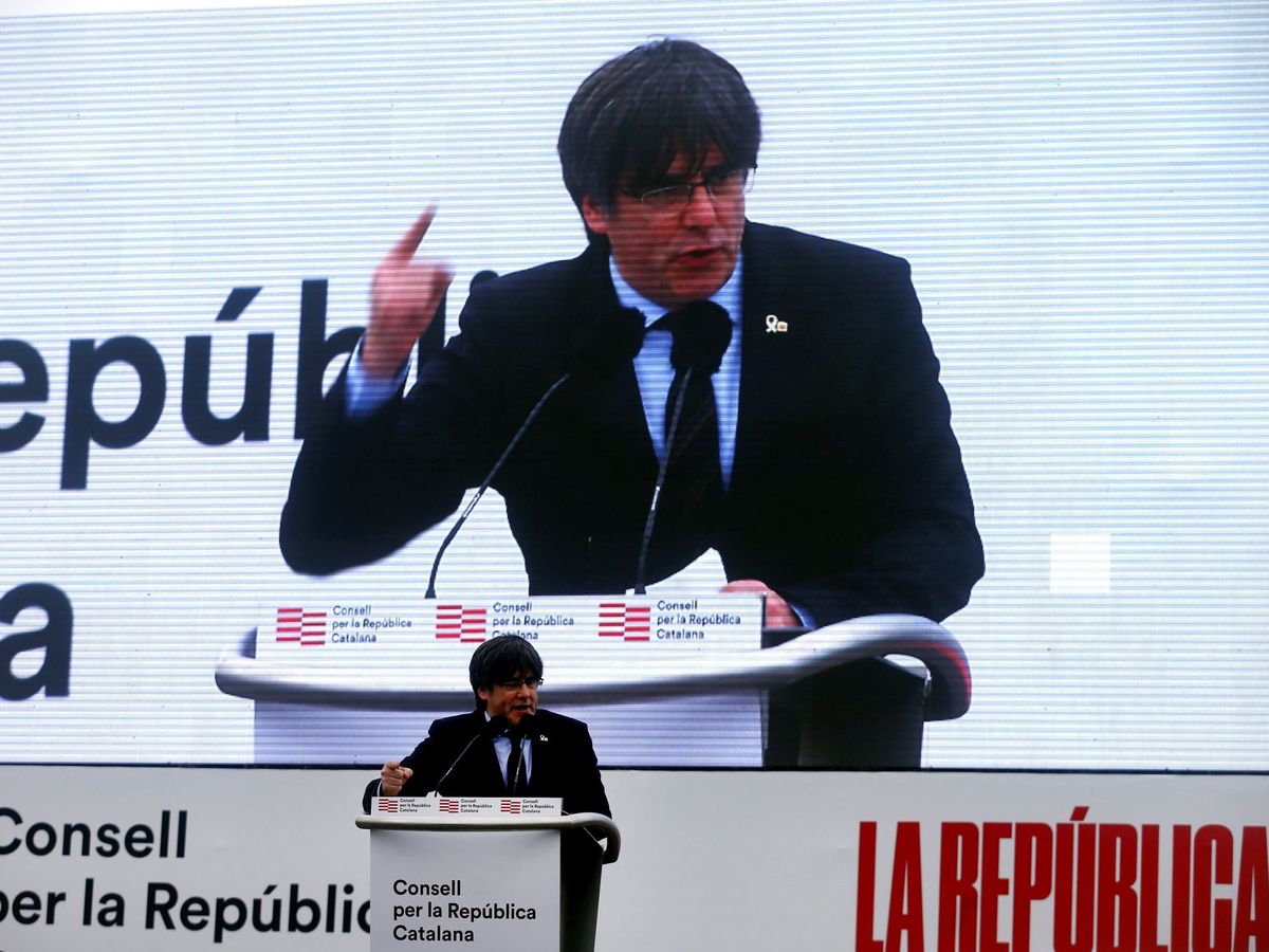 Foto: El expresidente de la Generalitat, Carles Puigdemont, durante su intervención en Perpiñán. (EFE)