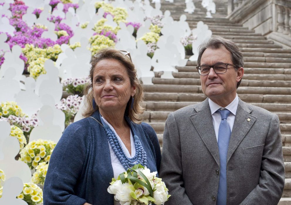 Foto:  El presidente de la Generalitat, Artur Mas, acompañado de su esposa, Helena Rakosnik. (Efe)