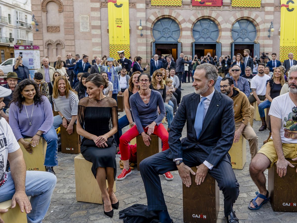 Foto: Los Reyes se animan a participar en una 'cajoneada' en Cádiz. (EFE/Str)
