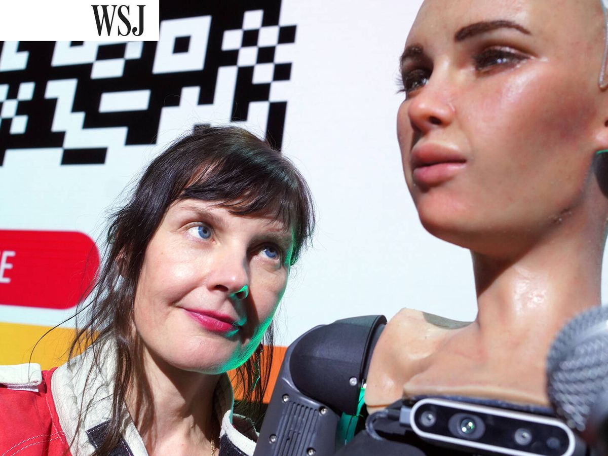 Foto: Jovanka von Wilsdorf, una artista que trabaja con inteligencia artificial, junto a un robot con el nombre de Sophia. (Getty/Johannes Simon)