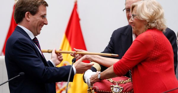 Foto: Martínez-Almeida recibe el bastón de mando de Manuela Carmena. (EFE)