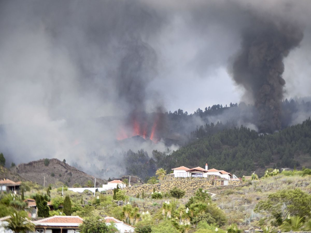 Foto: El volcán, visto desde Las Manchas, otro barrio junto a Jedey. (EFE)