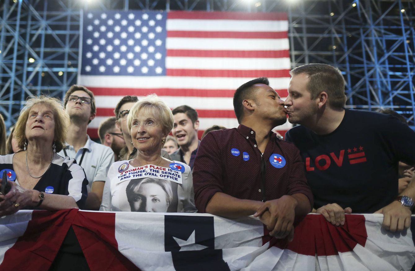 Una pareja de votantes demócratas se besa durante la noche electoral, en Nueva York. (Reuters) 