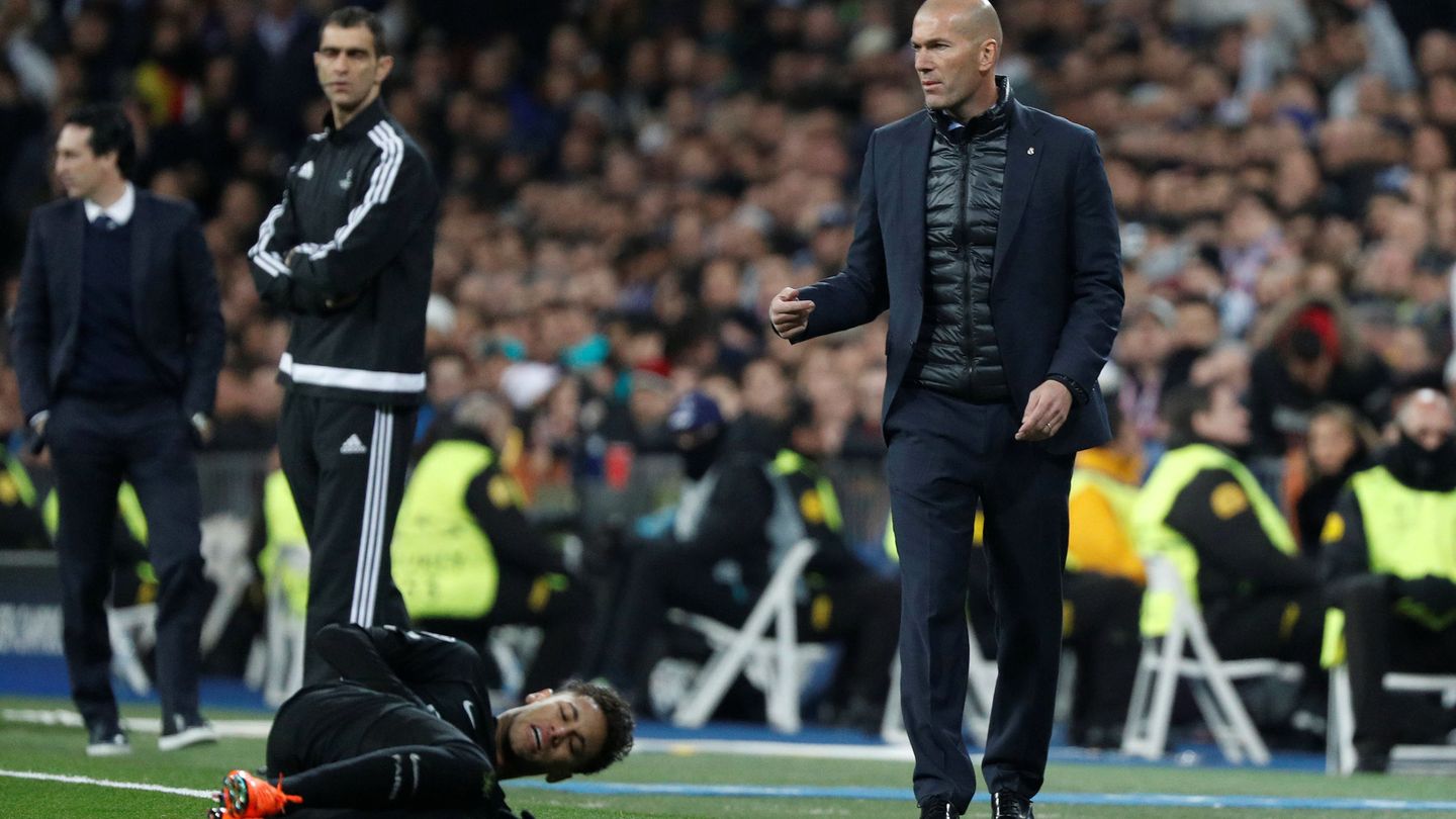 Neymar, caído en el suelo, con Zidane detrás, durante el Real Madrid-PSG de Champions. (Reuters)