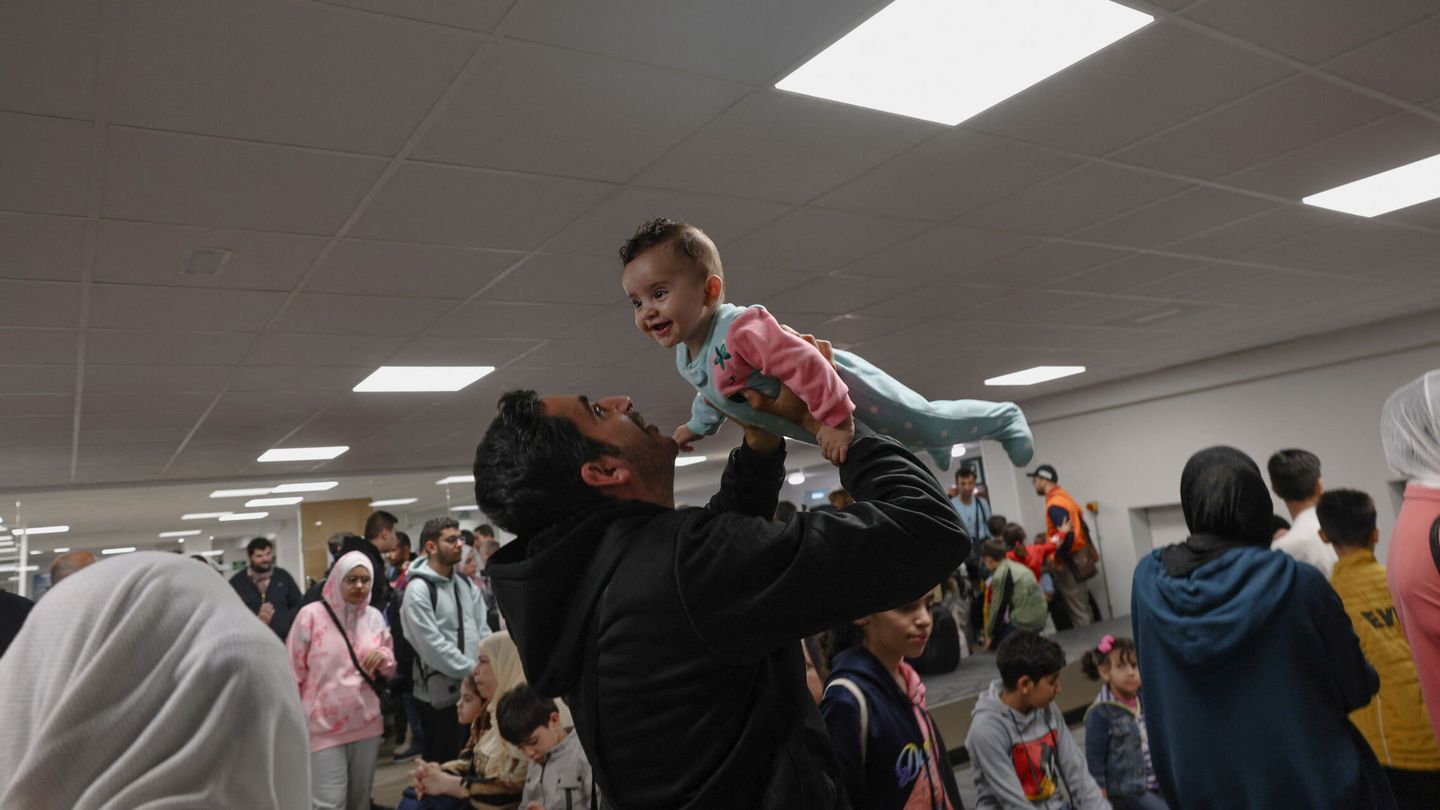 Alivio y pesar entre los 139 españoles evacuados a su llegada a España. (Foto: REUTERS)