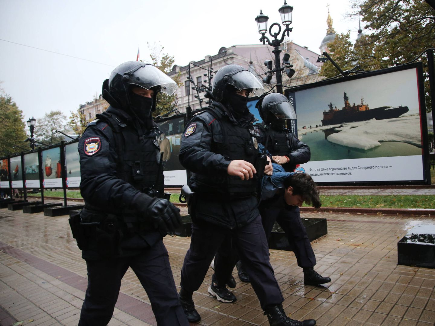 Agentes de policía detienen a un manifestante en contra de la invasión de Ucrania en septiembre de 2022. (Getty/Contributor)