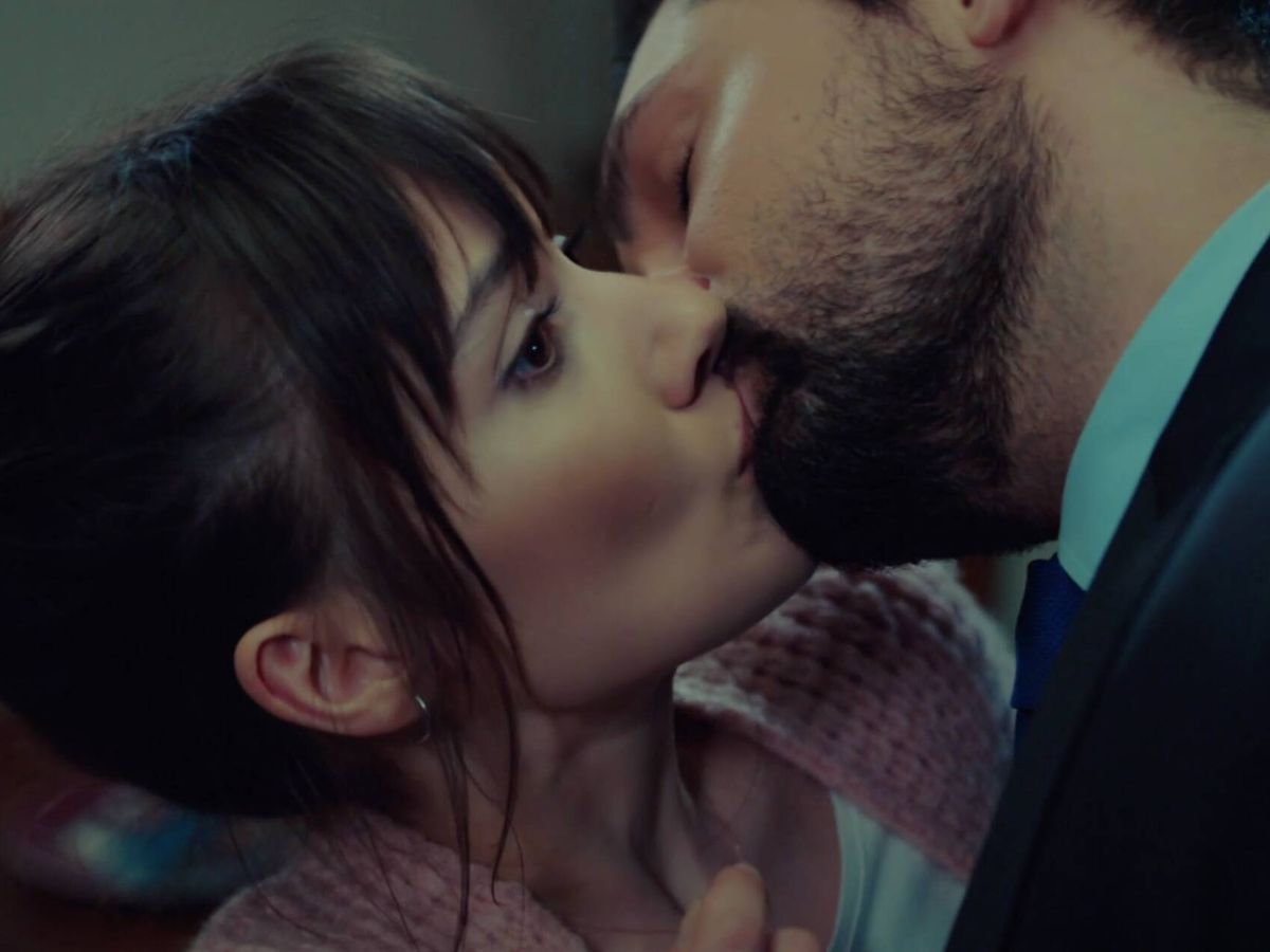Foto: El esperado primer beso entre Alihan y Zeynep en el episodio de 'Pecado original'. (Atresmedia)