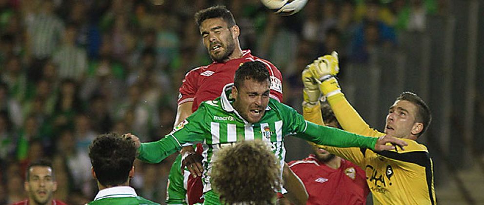 Foto: Betis y Sevilla ofrecen un espectáculo futbolístico que termina con reparto de puntos