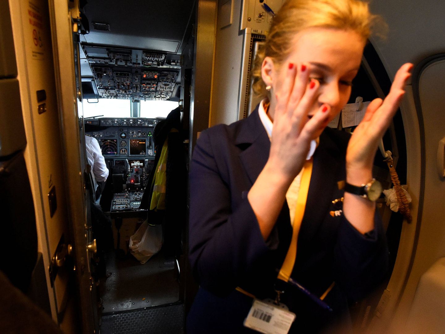Tripulación y cabina de un vuelo de Ryanair. (Reuters)