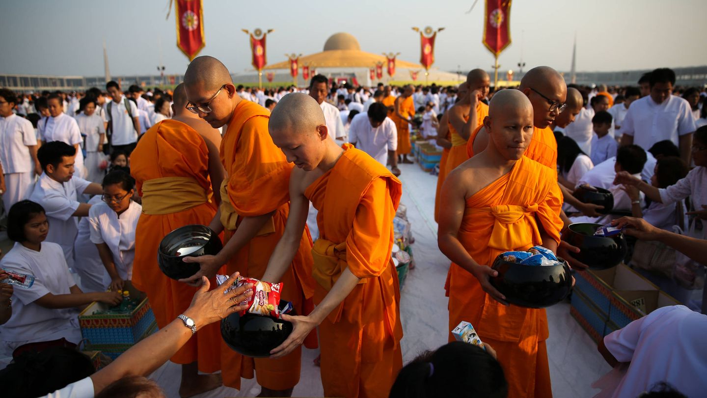 Monjes budistas durante una ceremonia en el templo de Wat Phra Dhammakaya, en Pathum Thani, Tailandia. (Reuters)