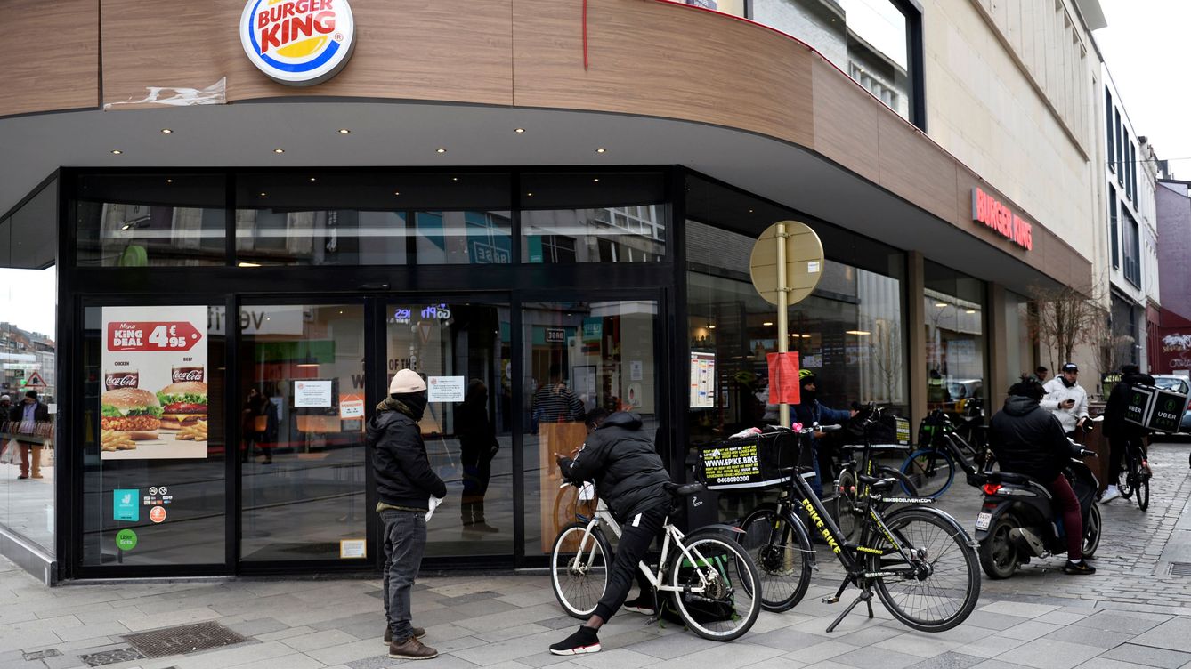Foto: Un Burger King en Bruselas vacío tras las limitaciones por el coronavirus. (Reuters)
