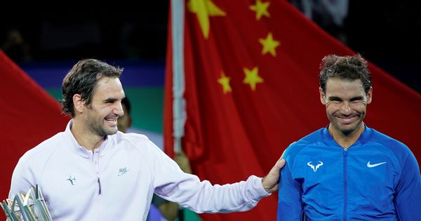 Foto: Federer y Nadal sonríen tras la final de Shanghái. (Reuters)