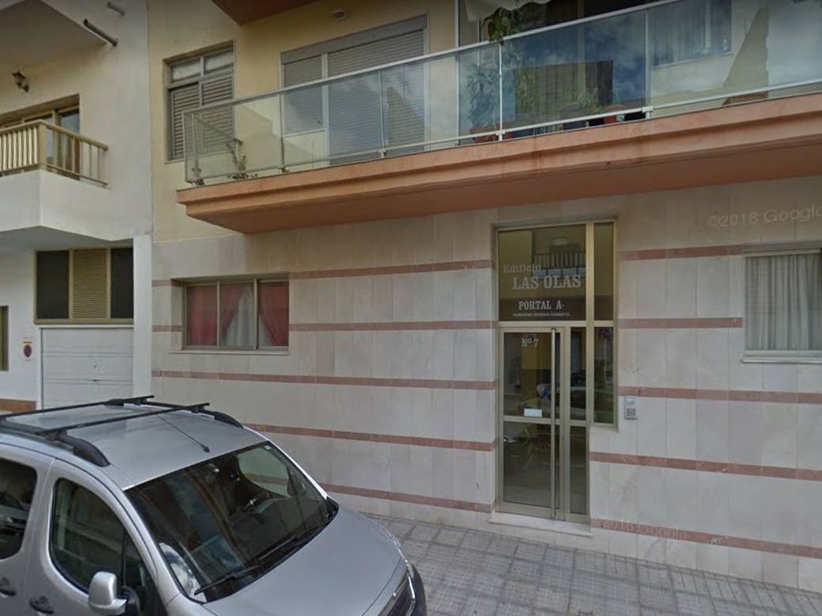 Foto: Portal del bloque de apartamentos en Los Abrigos donde han encontrado el cuerpo. Foto: Google Maps