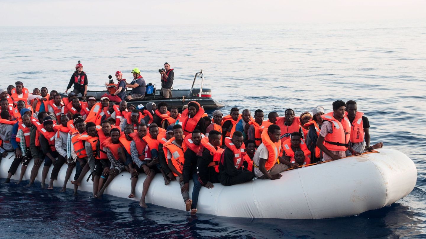 Inmigrantes rescatados en aguas internacionales del Mediterráneo a bordo del barco holandés Lifeline. (EFE)