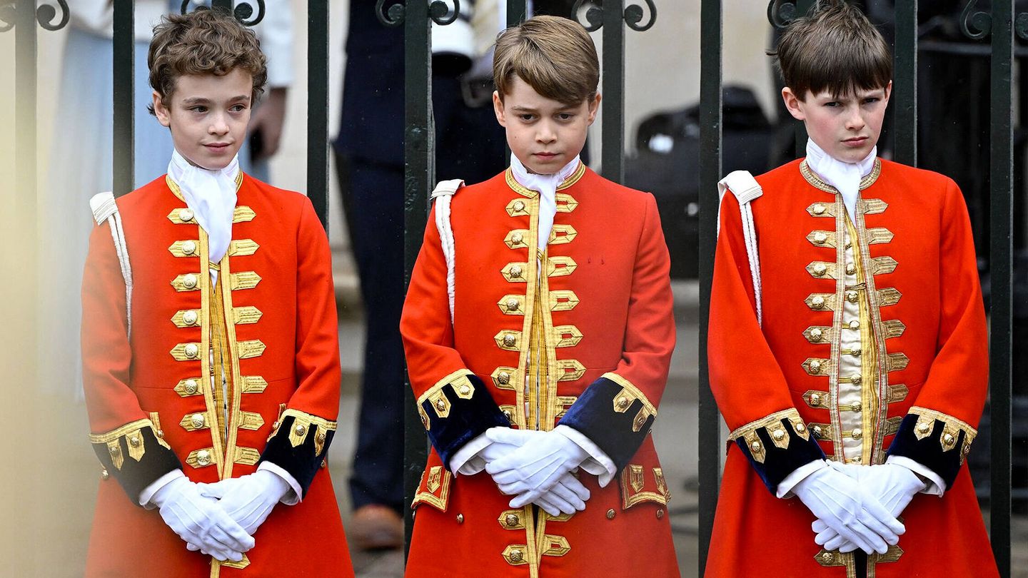 El príncipe George, junto a otros pajes. (Getty)