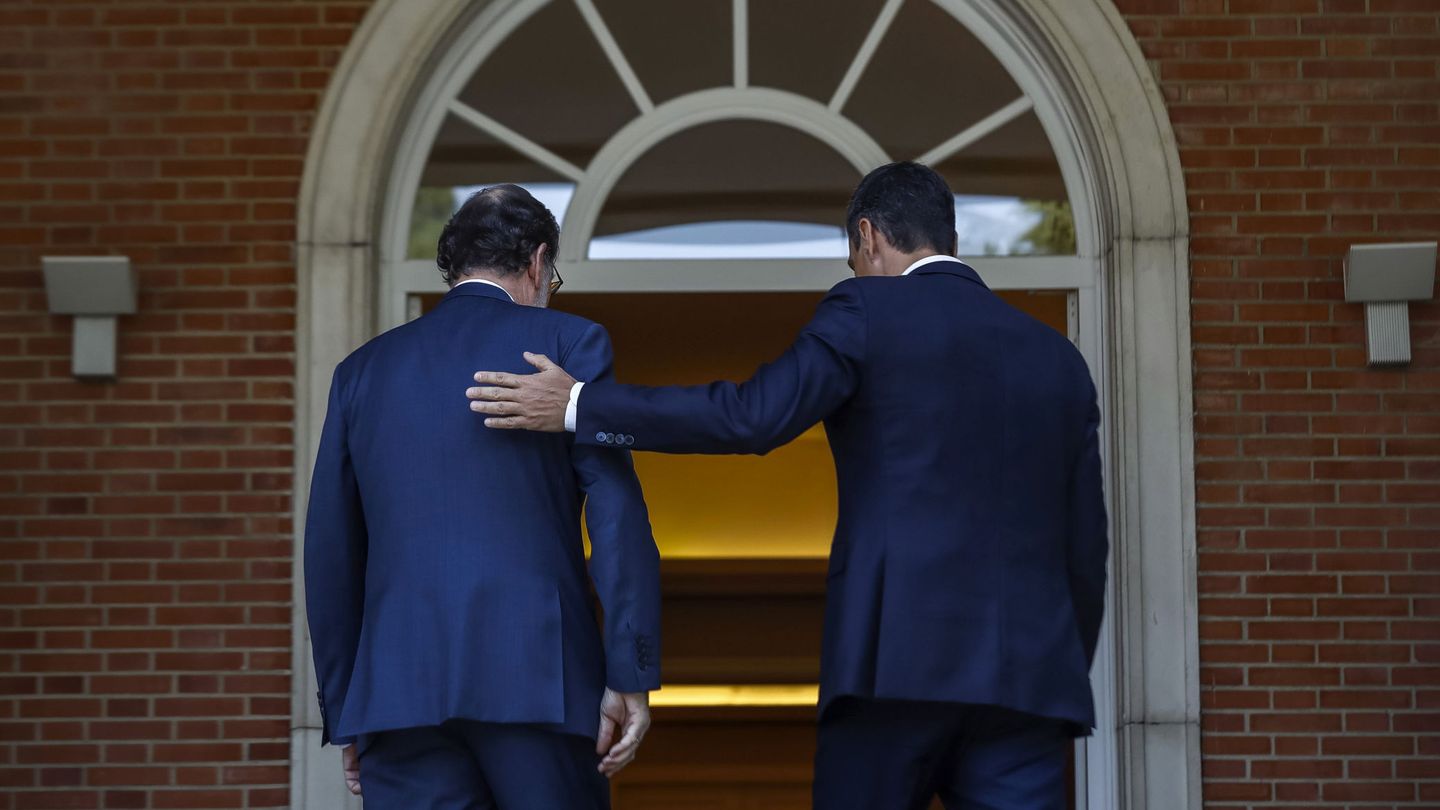 Mariano Rajoy, en el Palacio de la Moncloa, junto a Pedro Sánchez. (EFE)