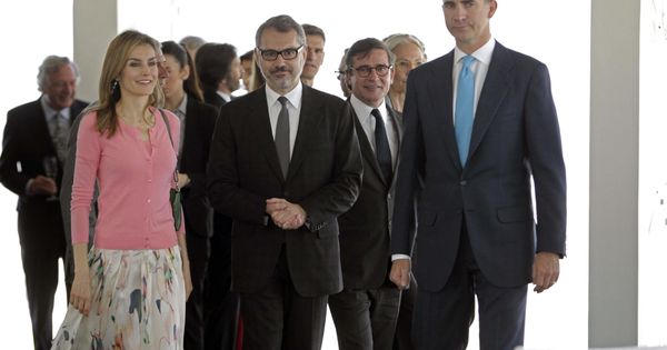 Foto: Marc Puig, izquierda, junto a Manuel Puig Rocha, derecha, y el rey Felipe en una imagen de archivo. (EFE)