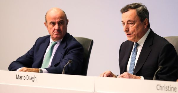 Foto: El presidente del Banco Central Europeo (BCE), Mario Draghi (d), y su vicepresidente, el exministro español de Economía Luis de Guindos. (EFE)