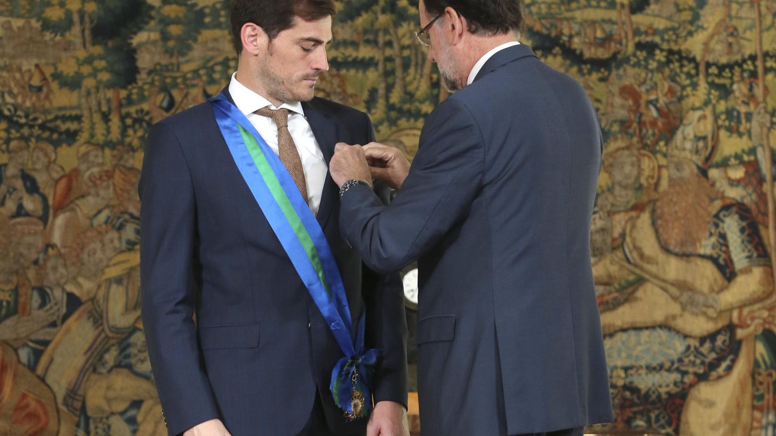 Foto: Rajoy coloca a Casillas la Gran Cruz de la Orden al Mérito Deportivo. (EFE)