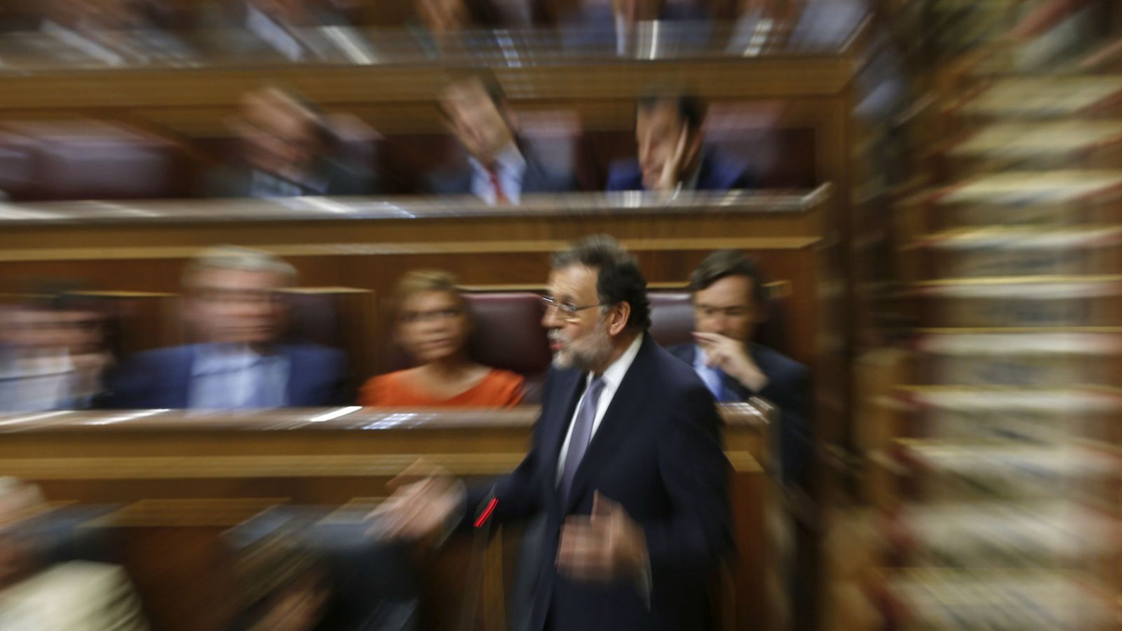 Foto: El presidente del Gobierno en funciones, Mariano Rajoy, interviene desde su escaño durante la segunda jornada del debate de su investidura. (EFE)