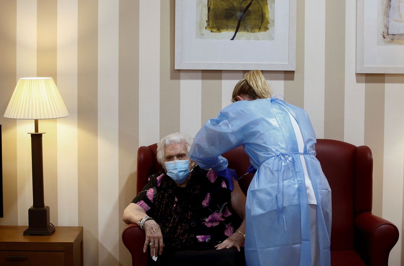 Los ancianos en residencias geriátricas son los primeros en recibir las dosis. (EFE)