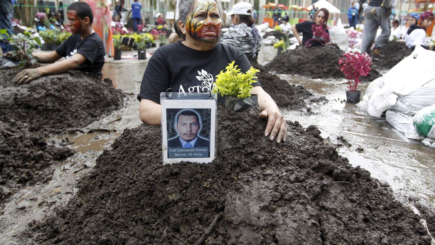 Activistas se entierran en falsas tumbas para protestar contra los desaparecidos de la Operación Orión, en Medellín, en octubre de 2015. (Reuters)