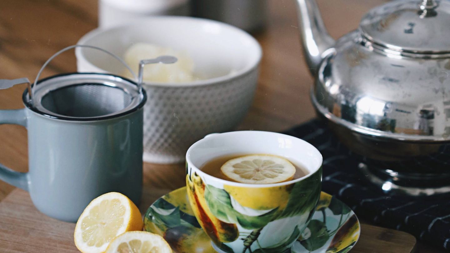 Se puede incorporar el limón al té. (Milada Vigerova para Unsplash)