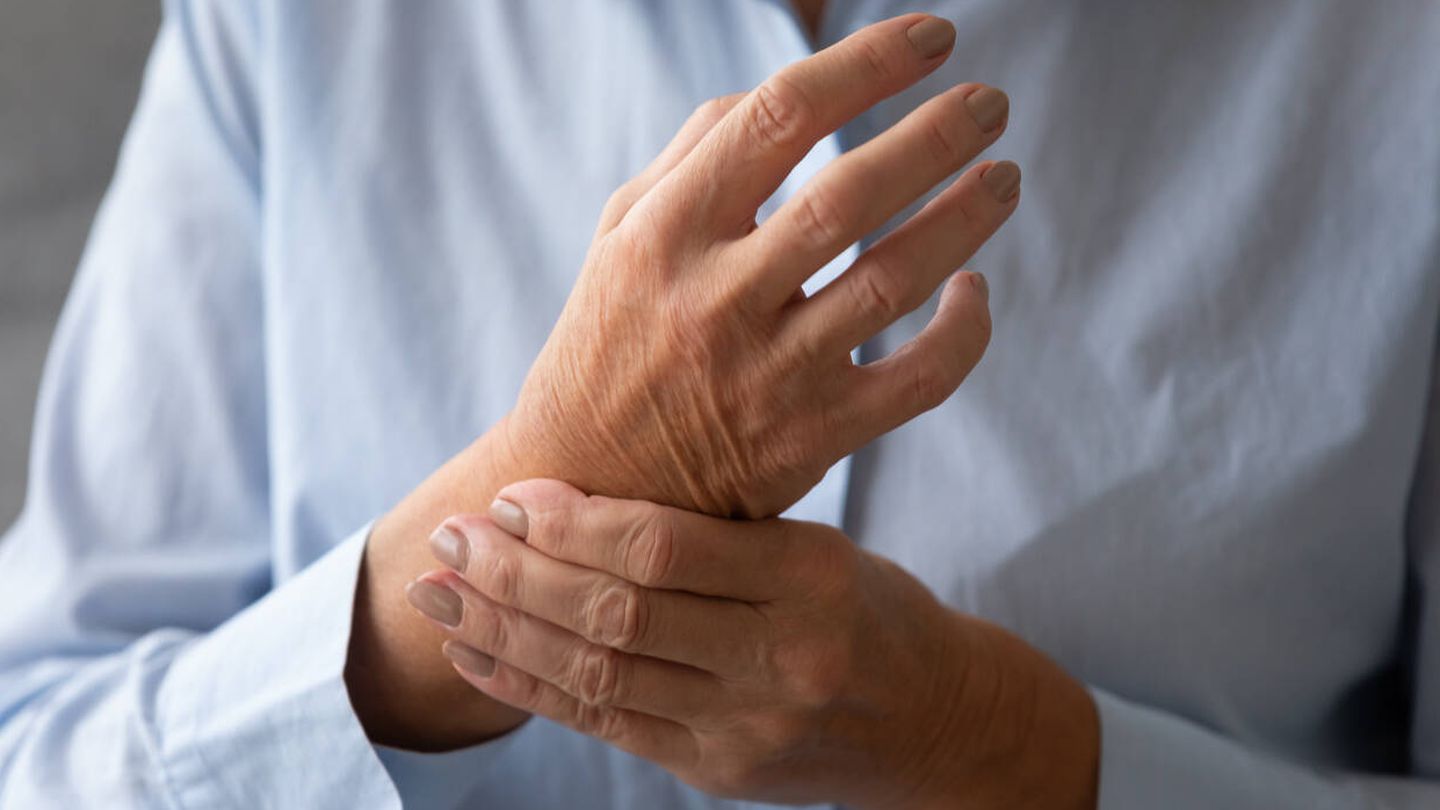 El lupus eritematoso sistémico puede causar problemas en las articulaciones.  (iStock)