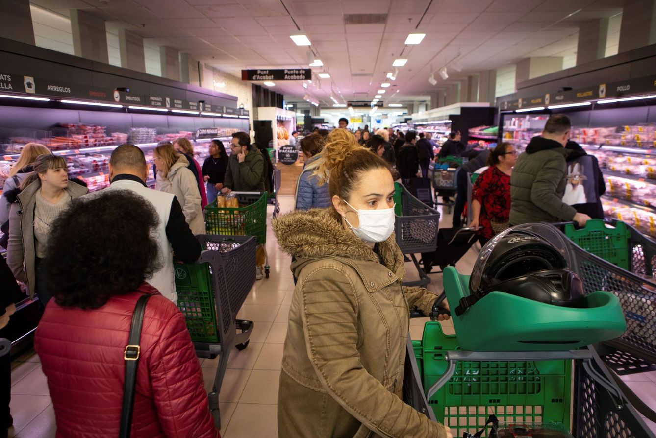 Compras de alimentos y productos básicos en un supermercado en el centro de Barcelona este sábado. (EFE)