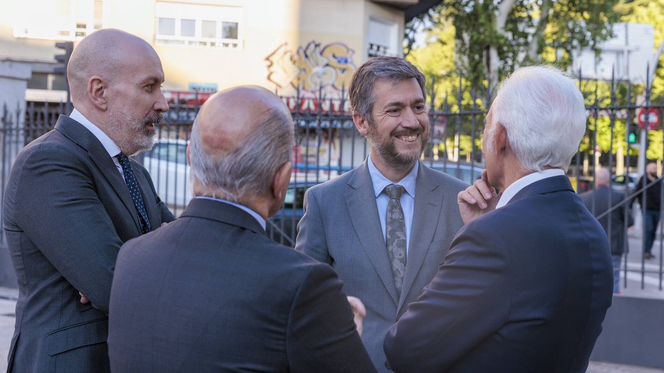 Nacho Cardero, José Antonio Zarzalejos y José Antonio Sánchez, de El Confidencial, junto a Miguel Ángel García Martín, consejero de Presidencia, Justicia y Administración Local de la Comunidad de Madrid.