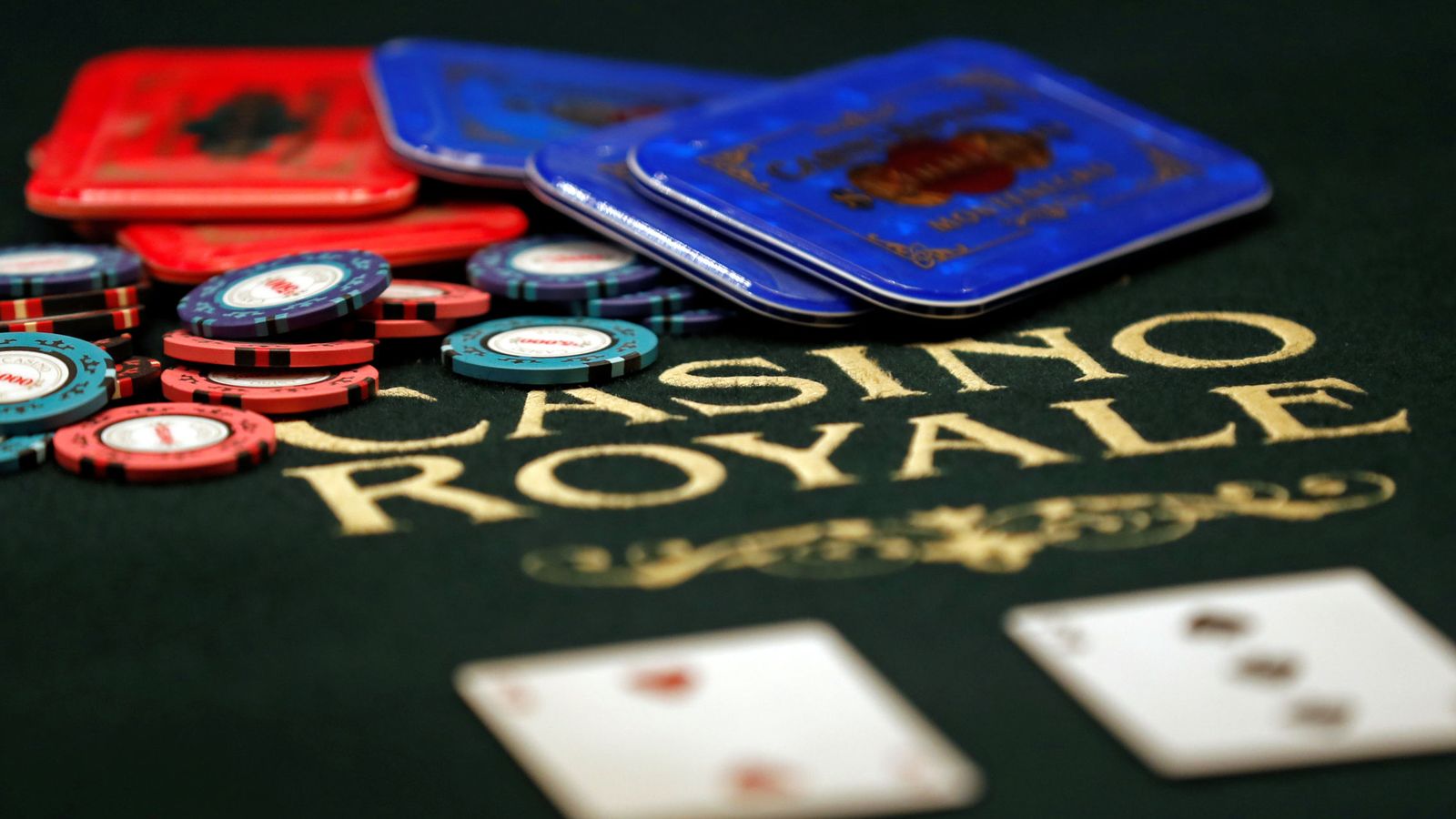Foto: Un tapete de juego con el título de la película 'Casino Royale' (Reuters)