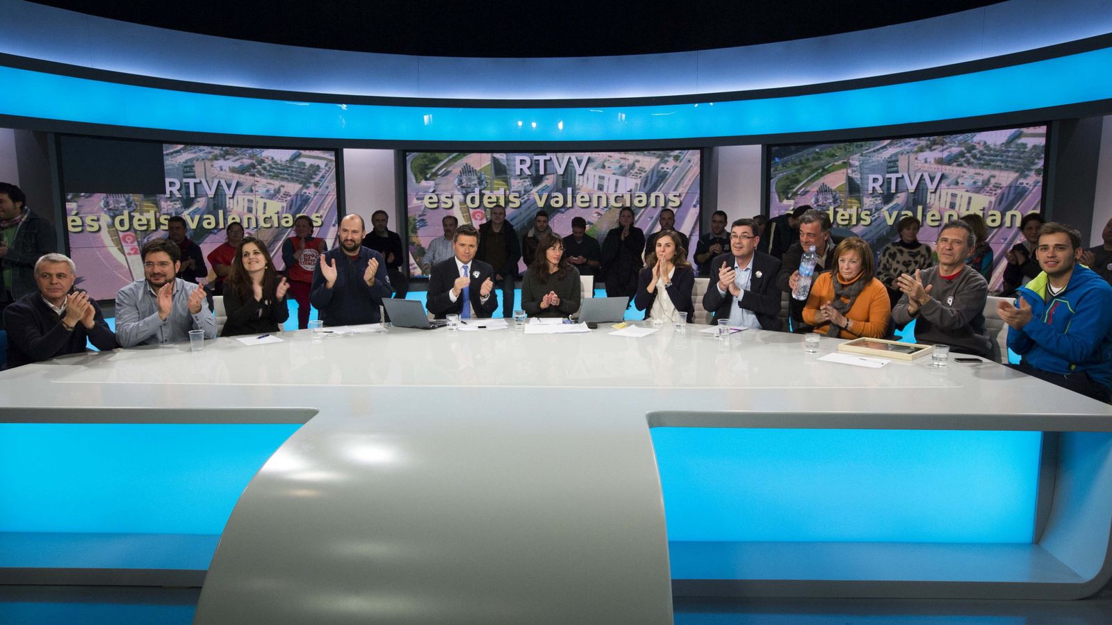 Foto: Trabajadores de Canal 9 y dirigentes políticos, la noche del cierre de la tele en 2013. (EFE)