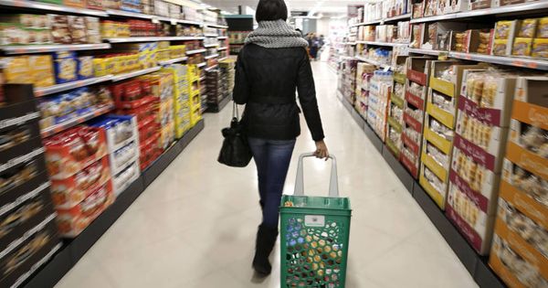 Foto: Una mujer hace la compra en un supermercado. (EFE)