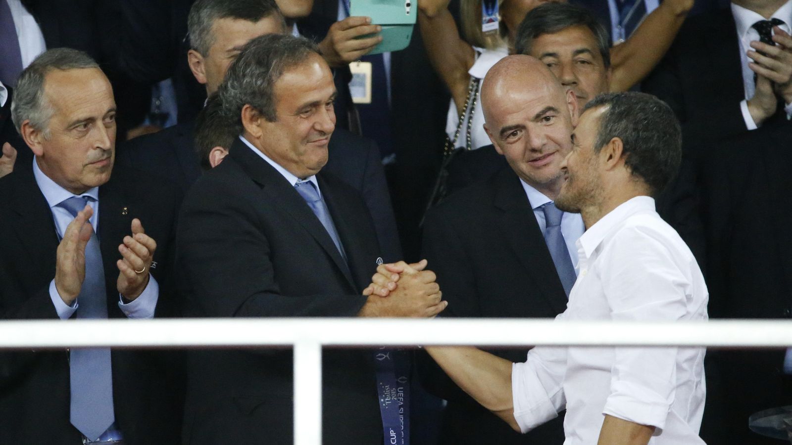 Foto: Luis Enrique es felicitado por Michel Platini (Reuters)