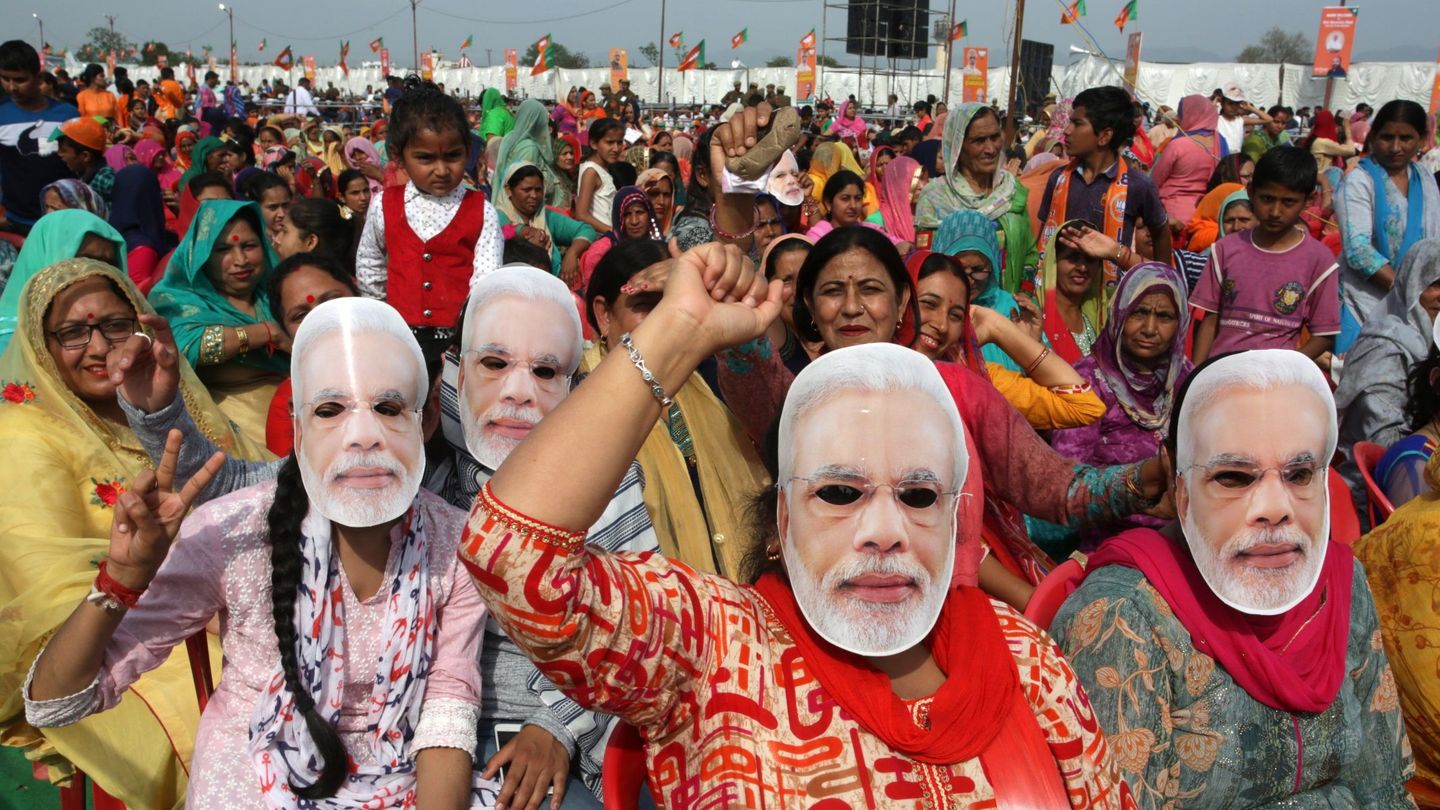 Mujeres aclaman la figura del primer ministro indio, Narendra Modi. (EFE)