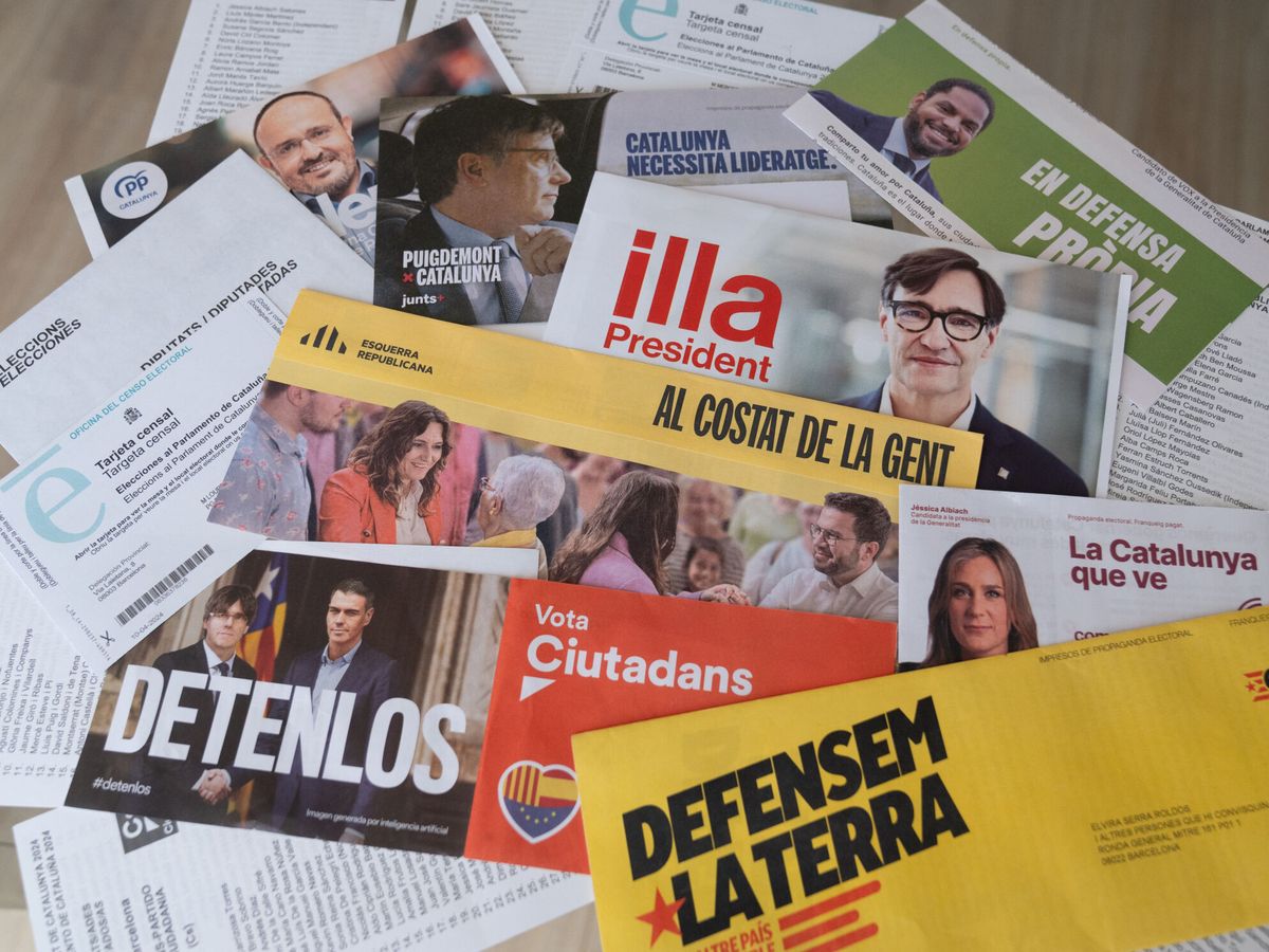 Foto: La tarjeta del censo y diferentes papeletas de las elecciones catalanas. (Europa Press/David Zorrakino)