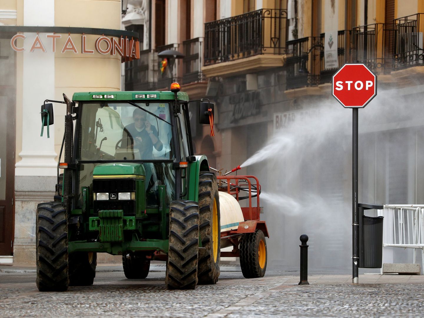 Un tractor desinfecta las calles de Ronda, ayer. (Reuters)