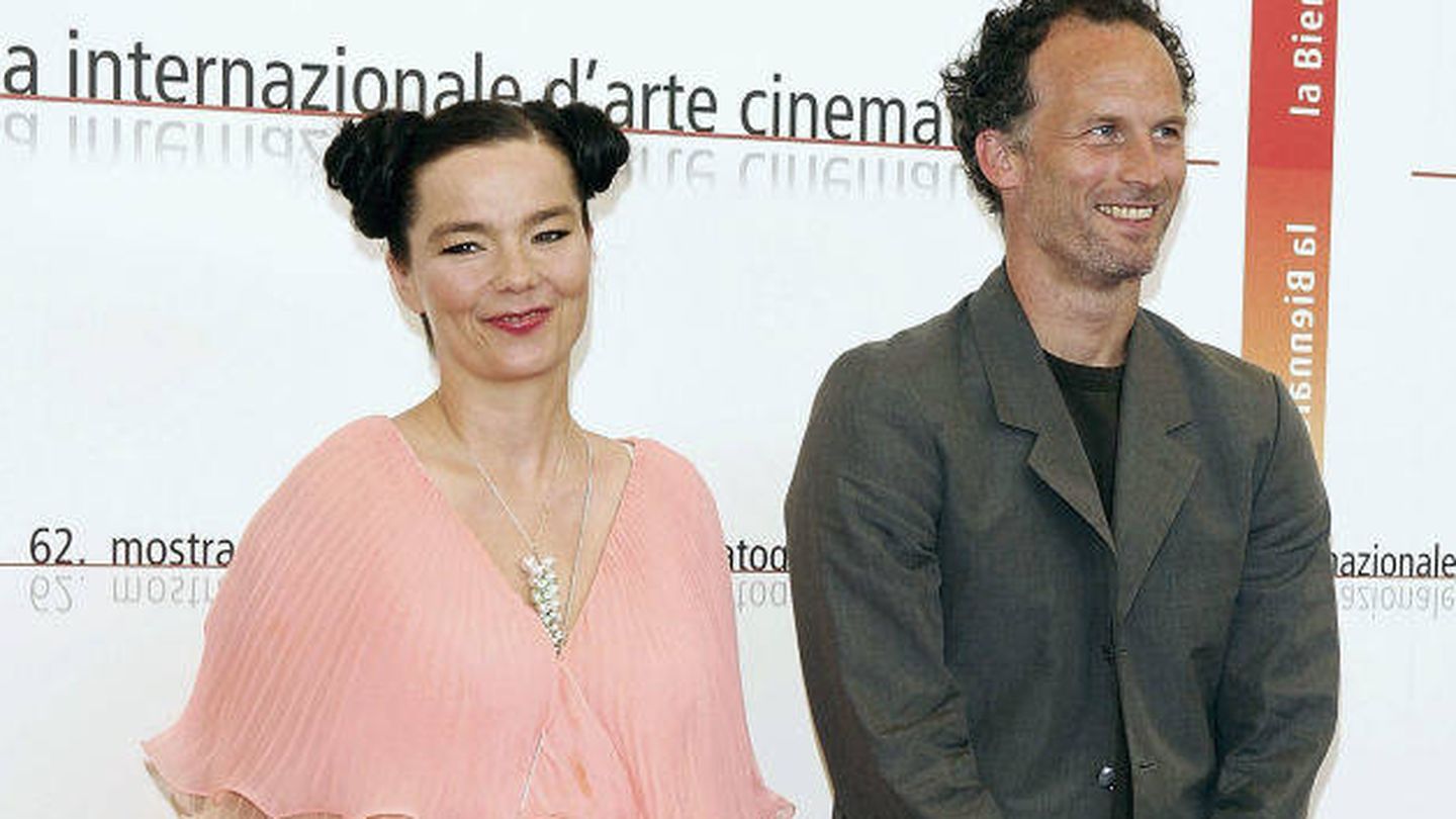 Björk y Matthew Barney, en 2005. (Getty)